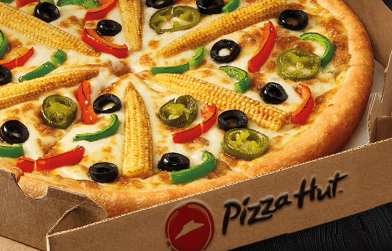 Пицца авто. Пицца в машине. Франшиза италиан пицца. Пицца Hut.